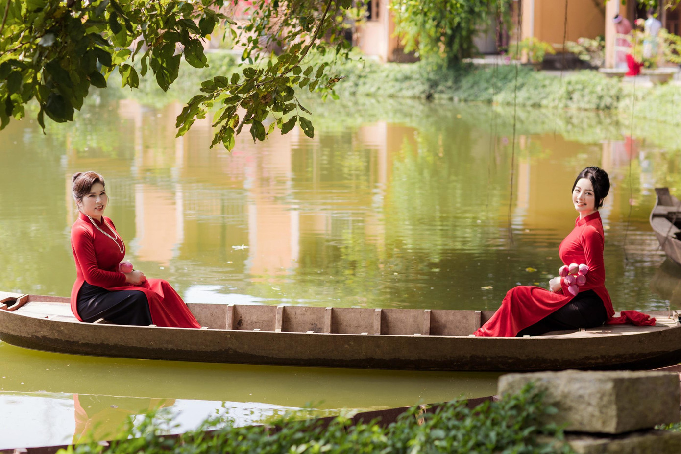 Quỳnh Trâm xúng xính áo dài đỏ bên mẹ của mình.