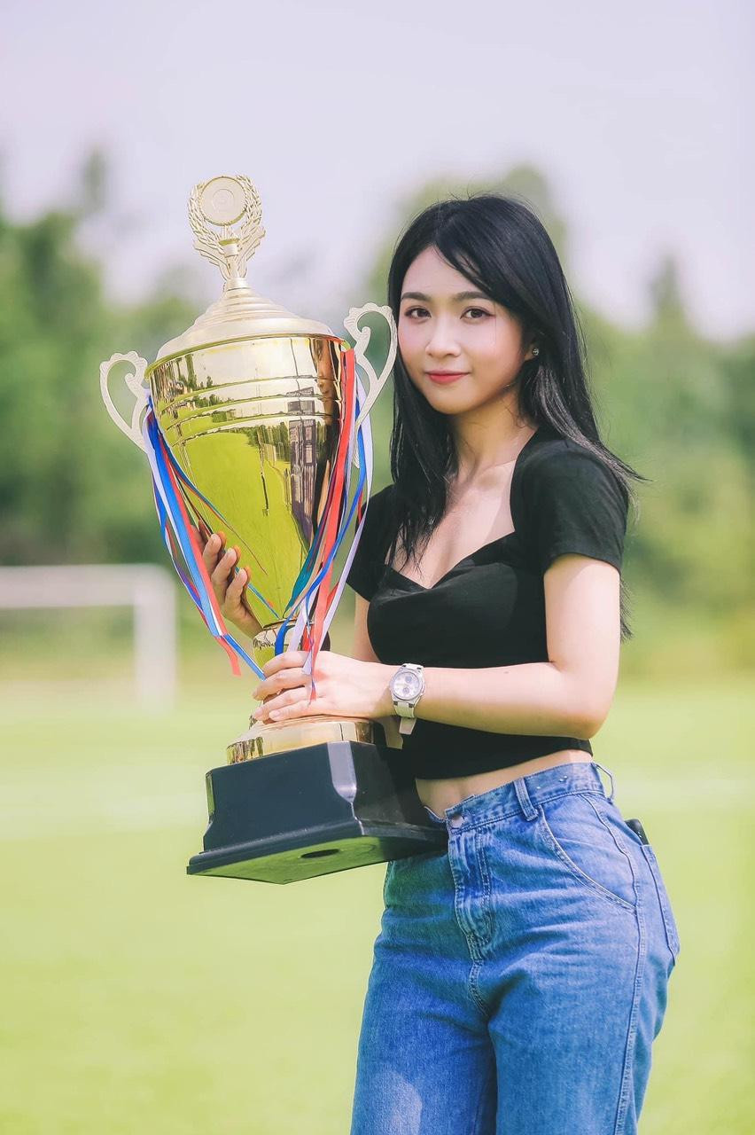 Cô được nhiều người biết đến với tư cách là 1 fan hâm mộ cuồng nhiệt của câu lạc bộ Chelsea.