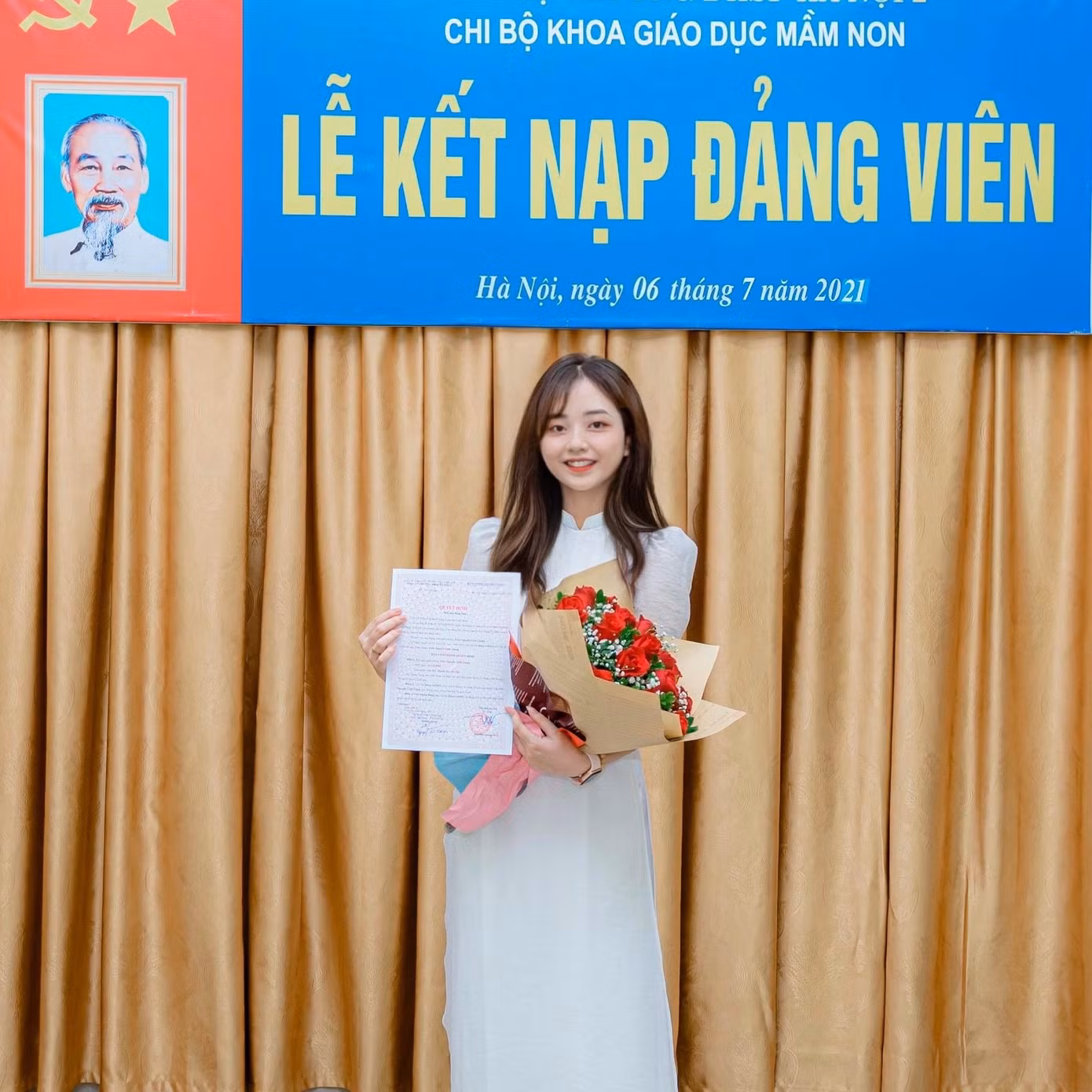 Trần Nguyễn Linh Giang vinh dự được đứng trong hàng ngũ của Đảng ở độ tuổi 20.