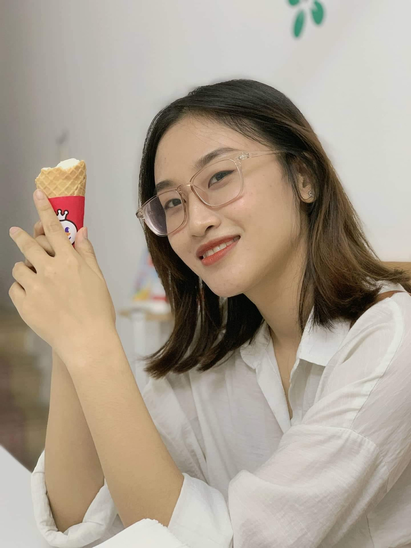 Lương Thị Hồng Hạnh - cựu sinh viên Học viện Báo chí và Tuyên truyền cũng cảm thấy bất bình với định nghĩa nhà báo trong cuốn "Từ điển từ ngữ Nam Bộ". Ảnh: NVCC Lương Thị Hồng Hạnh - cựu sinh viên Học viện Báo chí và Tuyên truyền cũng cảm thấy bất bình với định nghĩa nhà báo trong cuốn "Từ điển từ ngữ Nam Bộ". Ảnh: NVCC