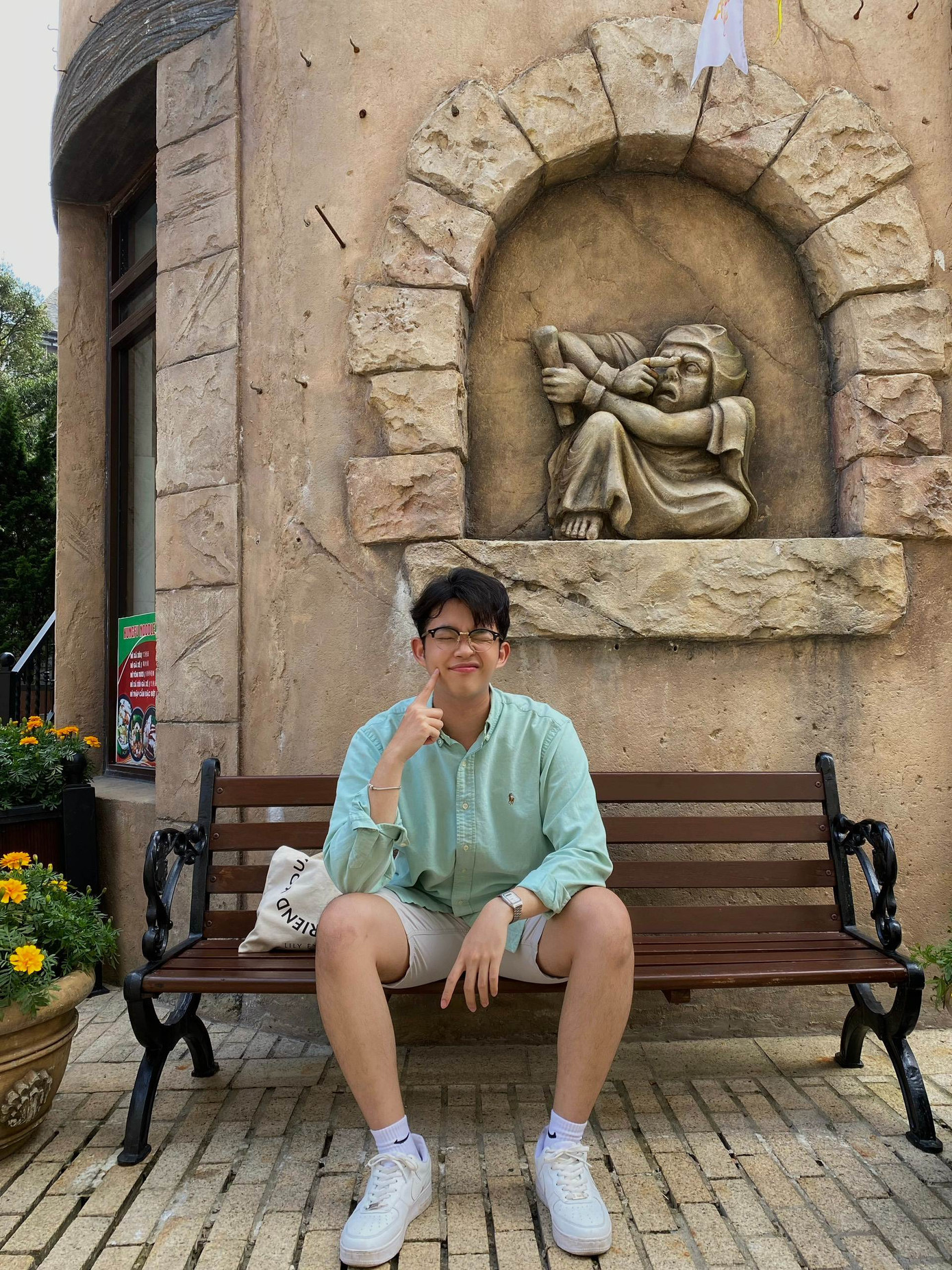 Hiếu Đinh hiện đang là sinh viên ngành Truyền thông quốc tế, Học viện Ngoại Giao. Hiếu Đinh hiện đang là sinh viên ngành Truyền thông quốc tế, Học viện Ngoại Giao.