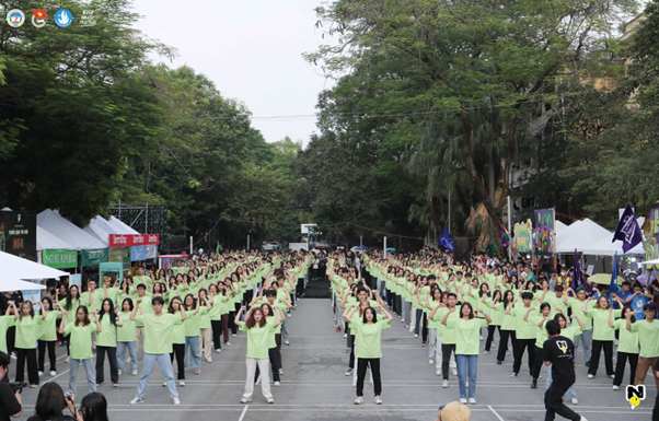 Tiết mục nhảy flashmob của 240 bạn cộng tác viên.