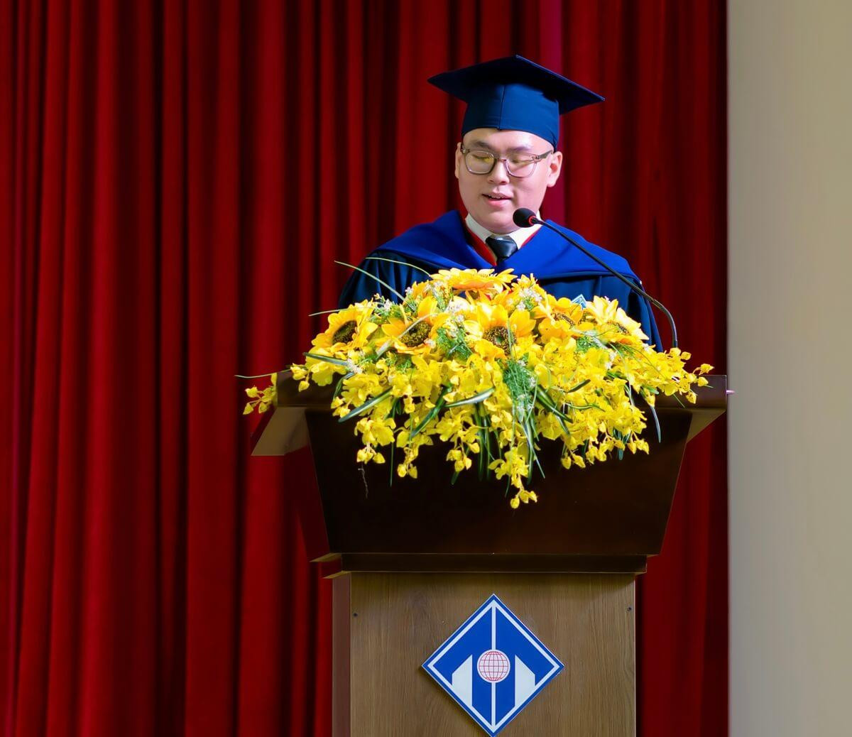 Minh Hoàng đại diện các Tân Tiến sĩ, Thạc sĩ và Cử nhân gửi lời tri ân đến lãnh đạo Nhà trường và các thầy, cô tại Lễ Tốt nghiệp năm 2022 của Trường Đại học Ngoại ngữ, Đại học Huế. Minh Hoàng đại diện các Tân Tiến sĩ, Thạc sĩ và Cử nhân gửi lời tri ân đến lãnh đạo Nhà trường và các thầy, cô tại Lễ Tốt nghiệp năm 2022 của Trường Đại học Ngoại ngữ, Đại học Huế.