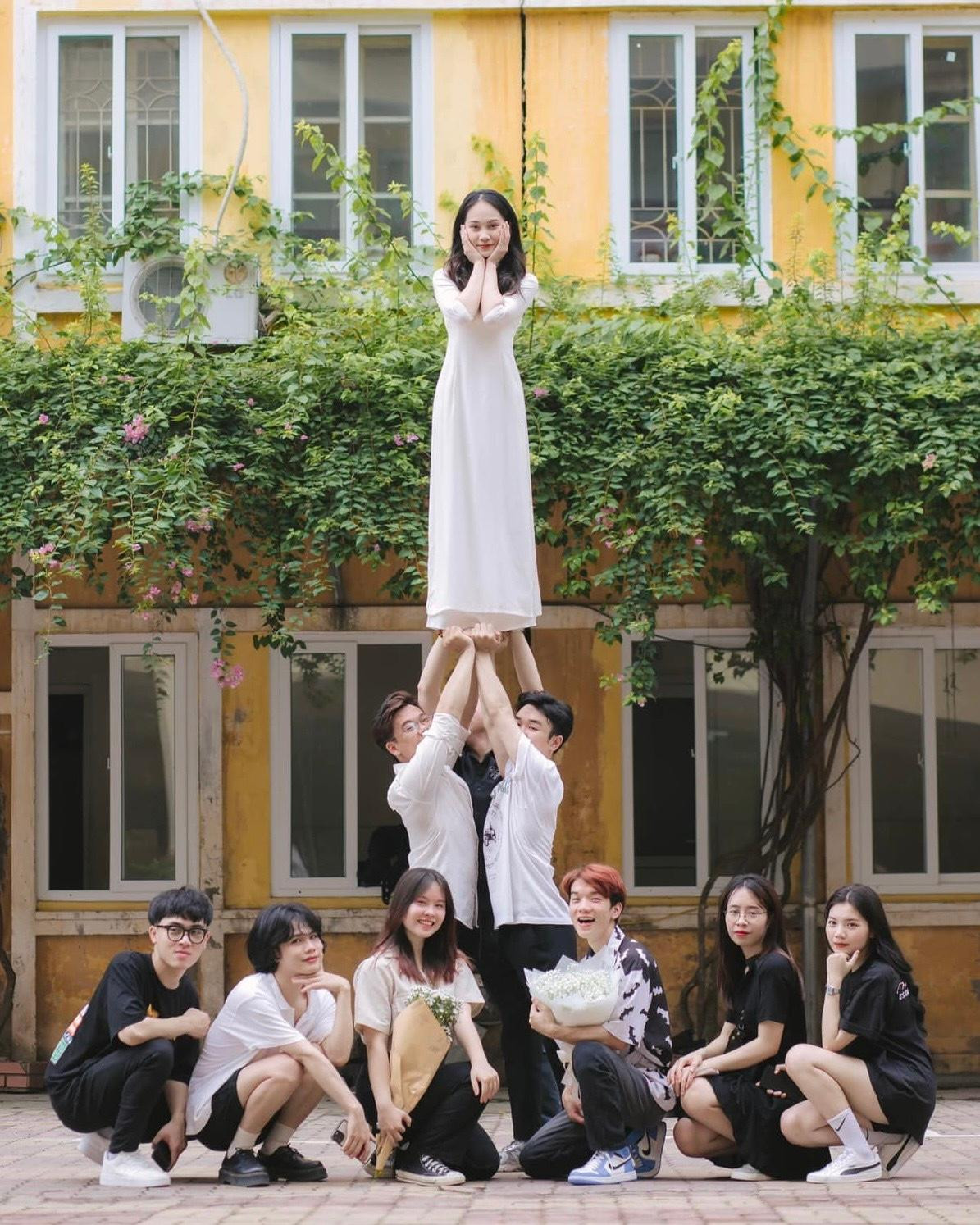 Tú Anh cùng các đồng đội tại Rumbo trong bộ ảnh kỷ yếu đại học của cô. Tú Anh cùng các đồng đội tại Rumbo trong bộ ảnh kỷ yếu đại học của cô.