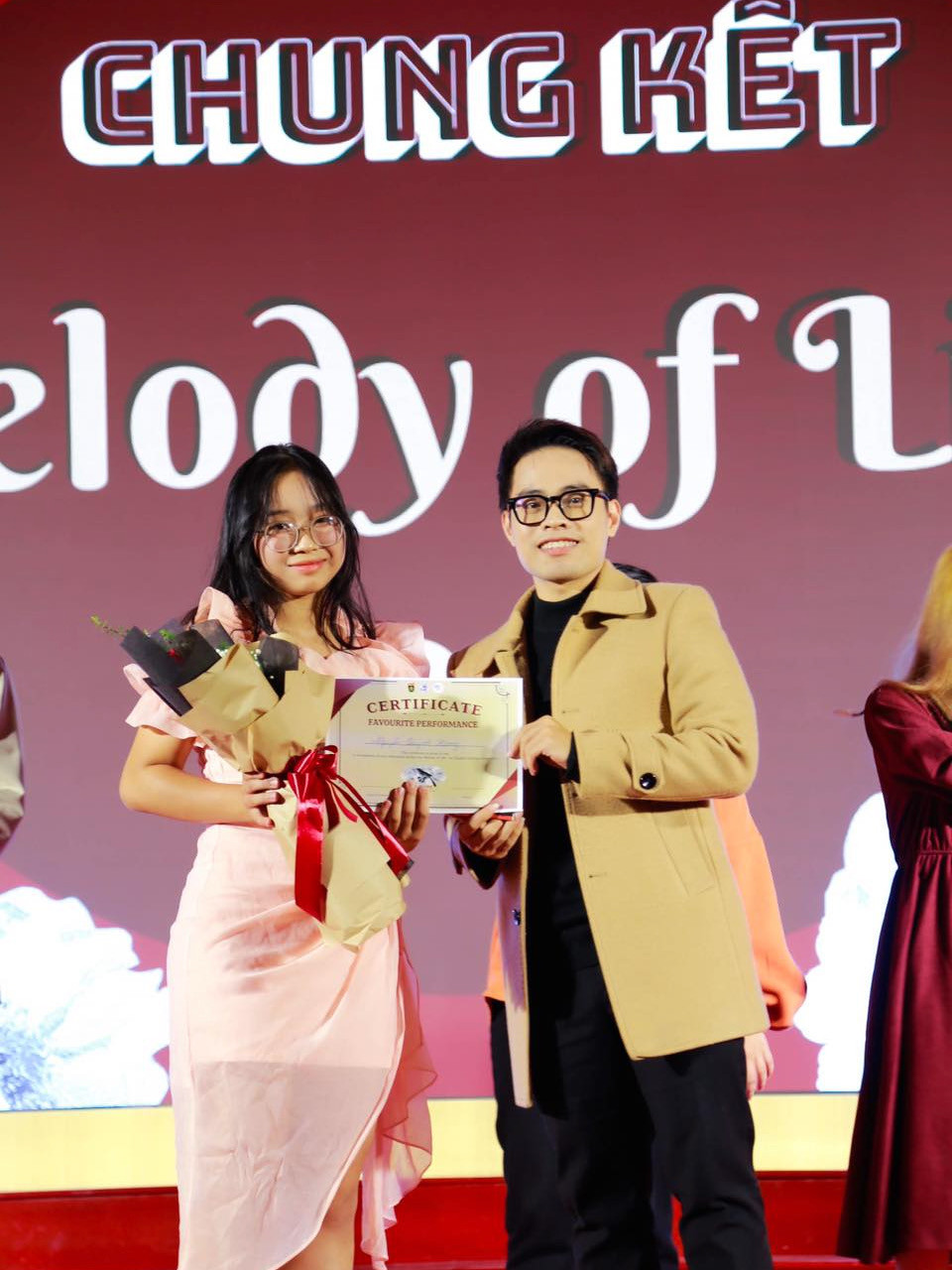 Nhạc sĩ Đoàn Minh Quân trao giải thưởng Quán quân cho Quỳnh Hương. Nhạc sĩ Đoàn Minh Quân trao giải thưởng Quán quân cho Quỳnh Hương.