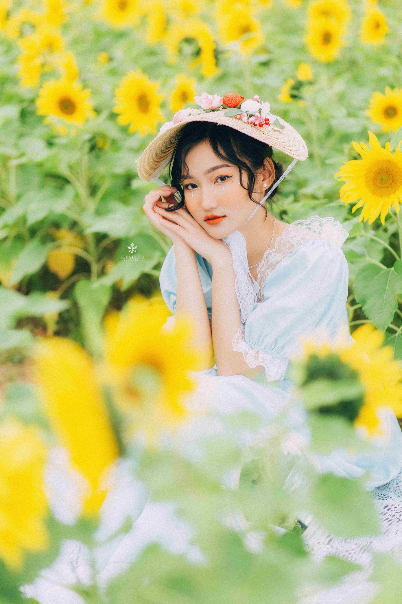 Đặng Thị Hồng Huế - sinh viên năm ba khoa Kinh tế quốc tế - Học viện Ngoại giao. Đặng Thị Hồng Huế - sinh viên năm ba khoa Kinh tế quốc tế - Học viện Ngoại giao.