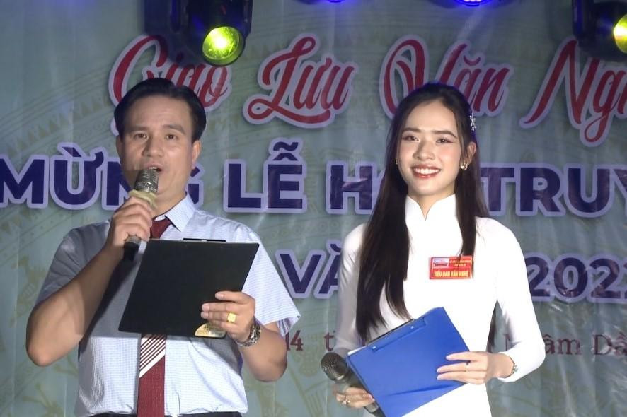 Thanh Hương tham gia dẫn chương trình tại lễ hội văn hóa cổ truyền ở địa phương.