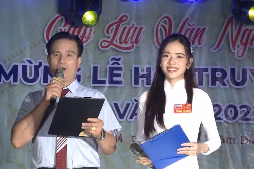 Thanh Hương tham gia dẫn chương trình tại lễ hội văn hóa cổ truyền ở địa phương.