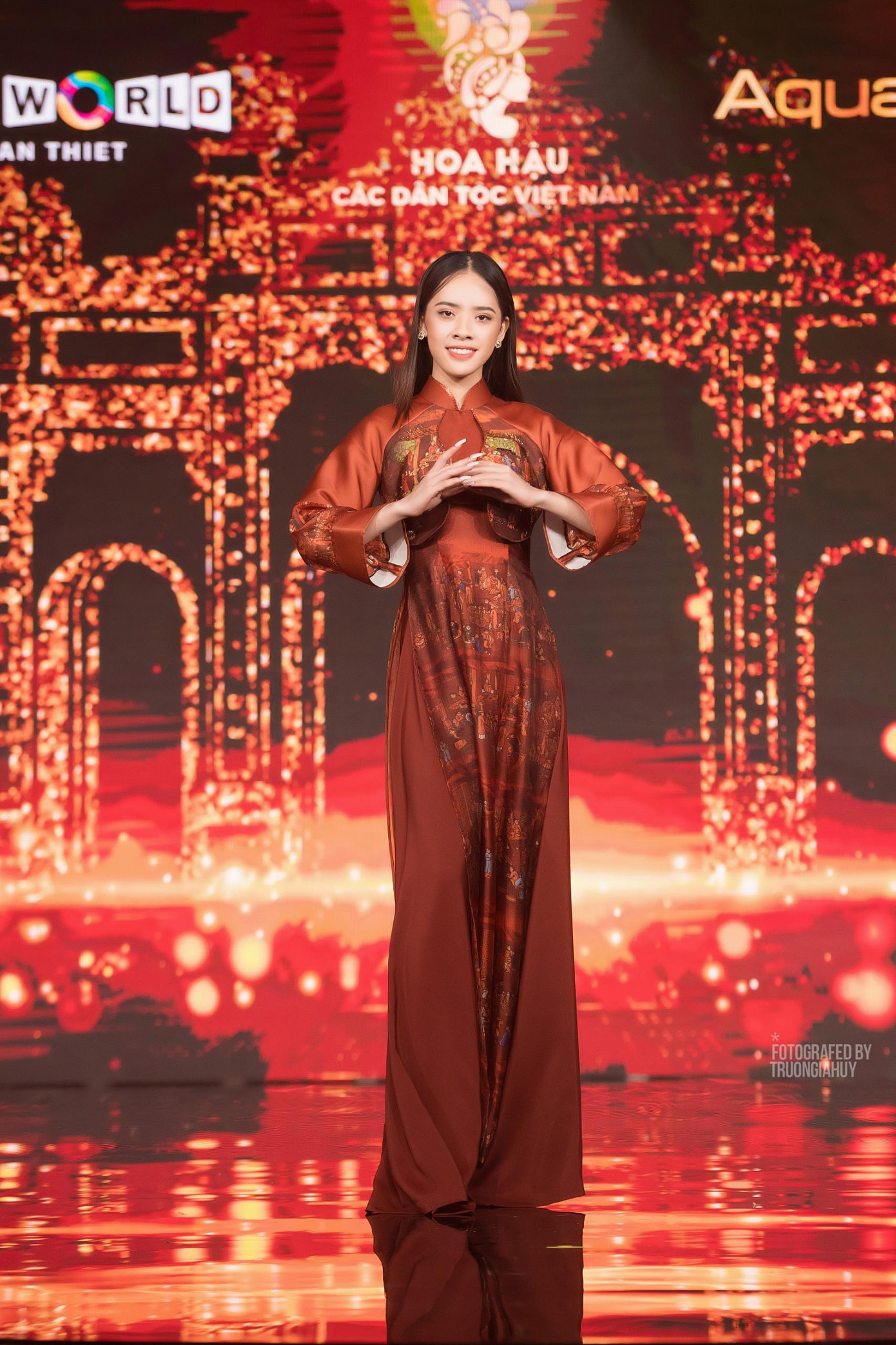 Thanh Hương yêu kiều trong thiết kế áo dài của La Sen Vũ tại cuộc thi Hoa hậu các Dân tộc Việt Nam 2022.