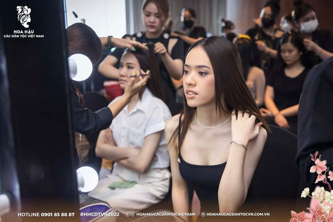 Thanh Hương trong quá trình chuẩn bị trước đêm Chung khảo khu vực phía Bắc - Hoa Hậu các Dân tộc Việt Nam 2022.