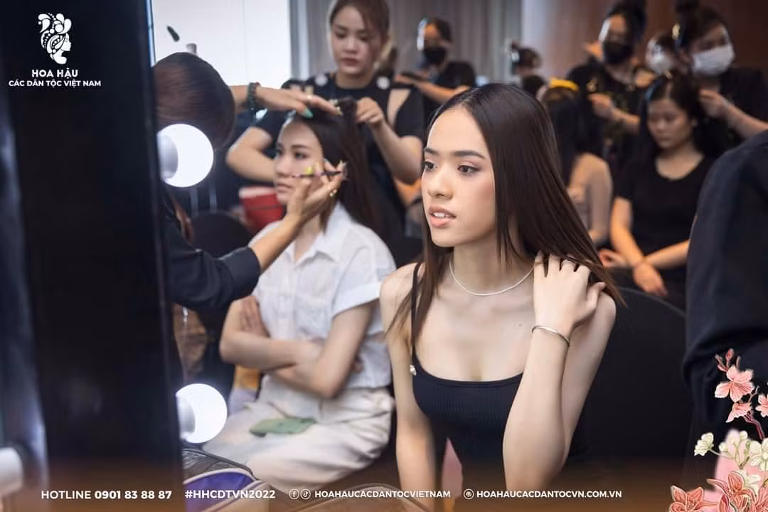 Thanh Hương trong quá trình chuẩn bị trước đêm Chung khảo khu vực phía Bắc - Hoa Hậu các Dân tộc Việt Nam 2022.