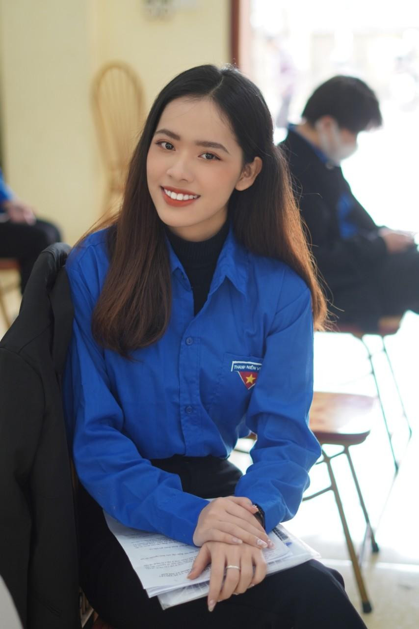 Thanh Hương trong tham gia một hoạt động xã hội do Đoàn Thanh niên trường Đại học Kinh tế quốc dân tổ chức.