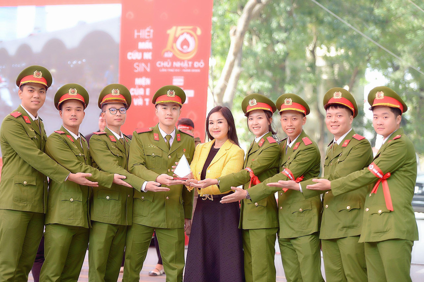 Đông đảo các bạn sinh viên vui mừng được trực tiếp gặp NSND Thu Hà.