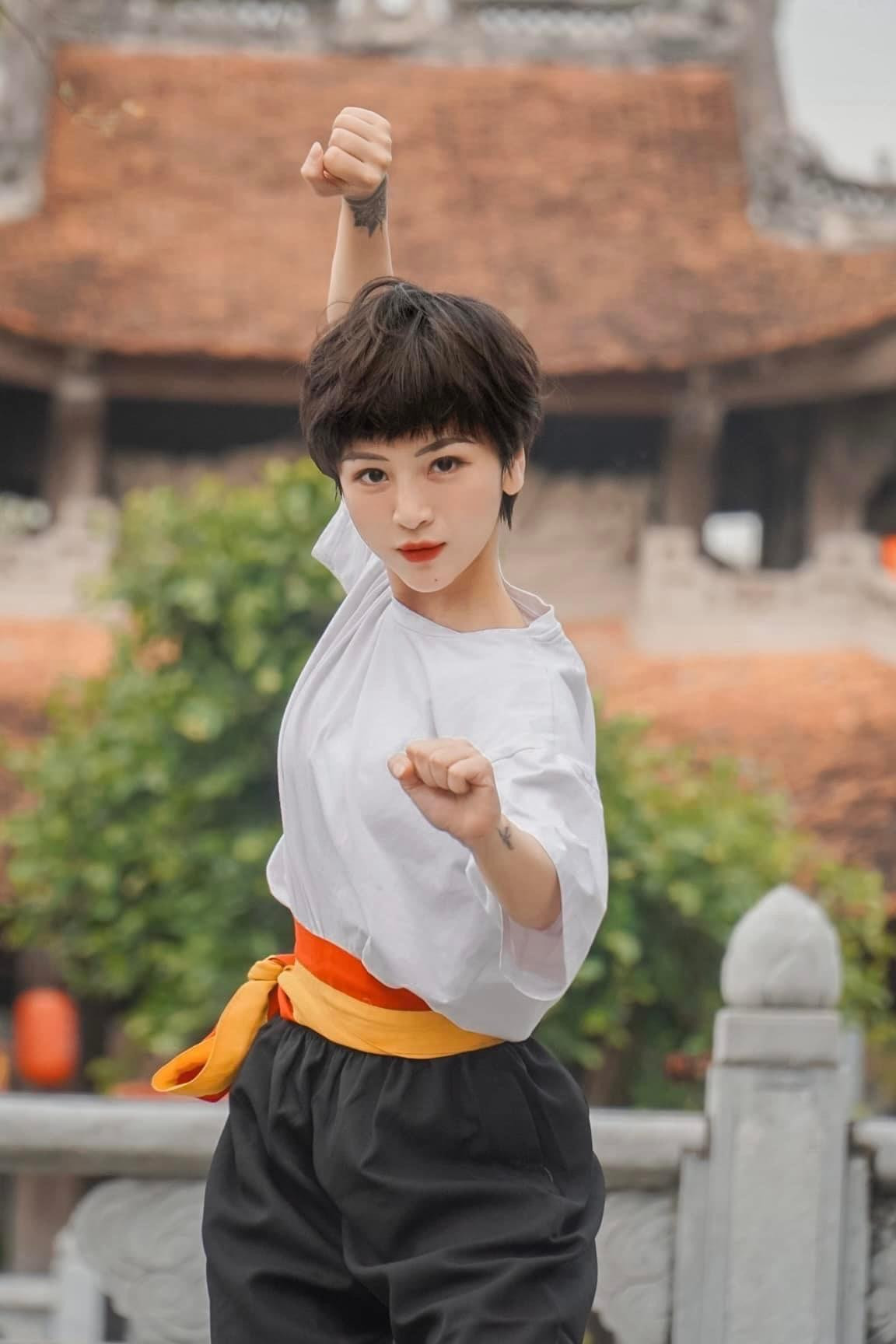 Bông Trần Kungfu hiện là huấn luyện viên võ thuật, gym, côn nhị khúc. Bông Trần Kungfu hiện là huấn luyện viên võ thuật, gym, côn nhị khúc.