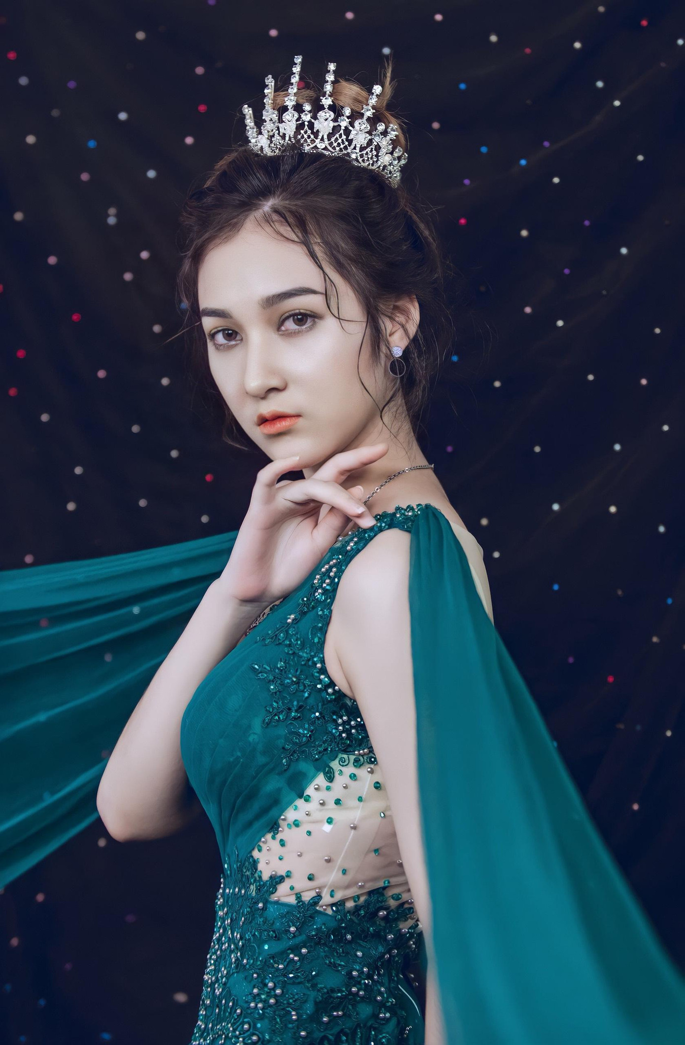 Hạ Linh có tên đầy đủ là Lê Thị Linh (sinh năm 2000) sinh ra và lớn lên ở một vùng quê Thanh Hóa.