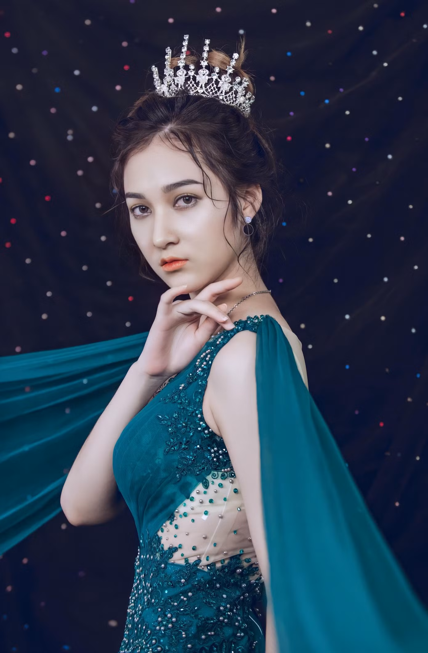 Hạ Linh có tên đầy đủ là Lê Thị Linh (sinh năm 2000) sinh ra và lớn lên ở một vùng quê Thanh Hóa.