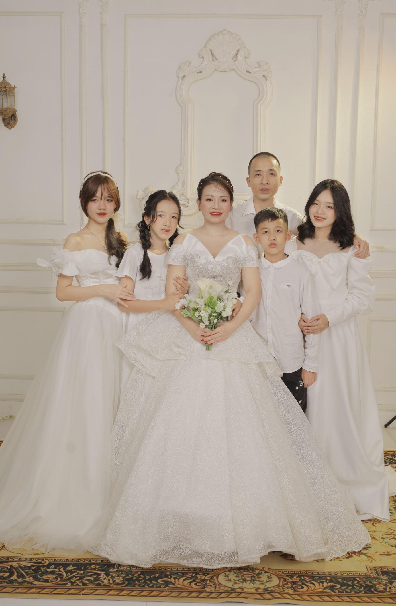 Minh Châu (ngoài cùng bên trái) là chị cả trong gia đình có 4 chị em.