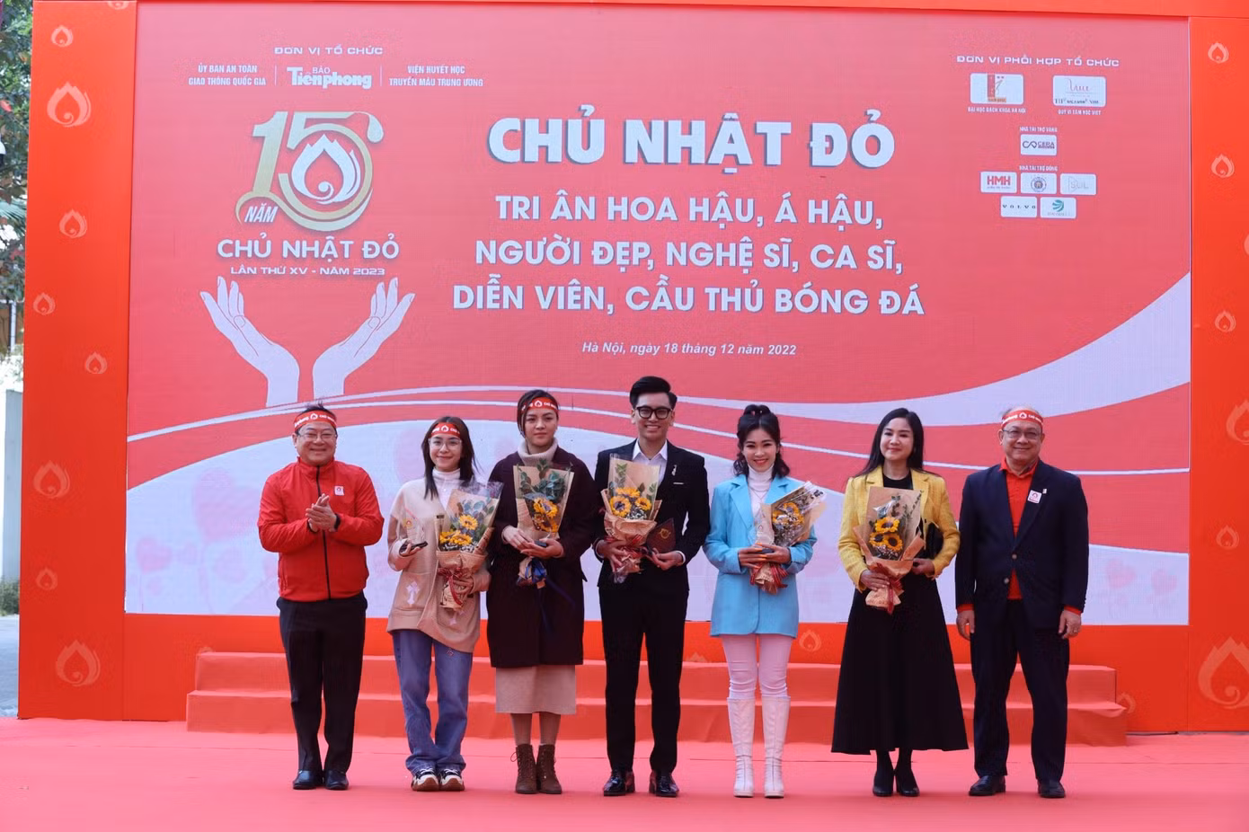 NSND Thu Hà cùng các nghệ sĩ tham dự chương trình nhận kỷ niệm chương từ BTC chương trình Chủ nhật Đỏ.