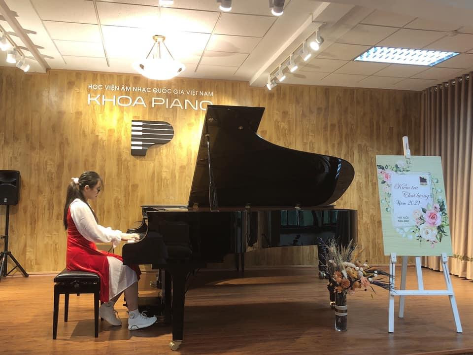 Quý Linh biểu diễn piano