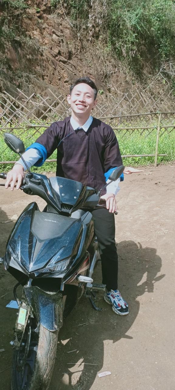 Từ nhỏ Tông đã ao ước được đến trường nhưng do gia đình hoàn cảnh, không có trường lớp nên Tông đã đi học muộn hai năm. Từ nhỏ Tông đã ao ước được đến trường nhưng do gia đình hoàn cảnh, không có trường lớp nên Tông đã đi học muộn hai năm.