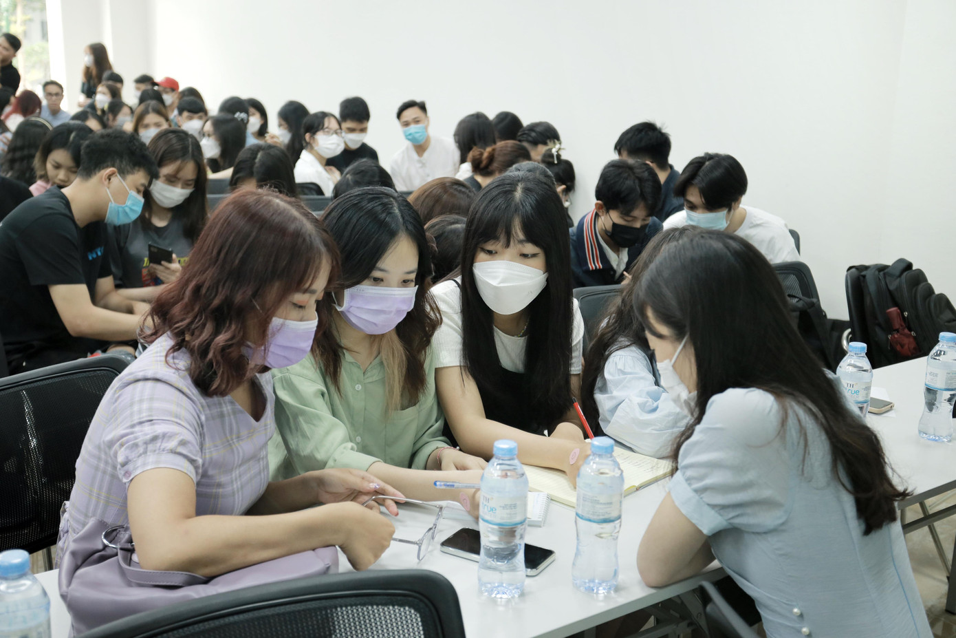 Các bạn trẻ thực hành giải tình huống.