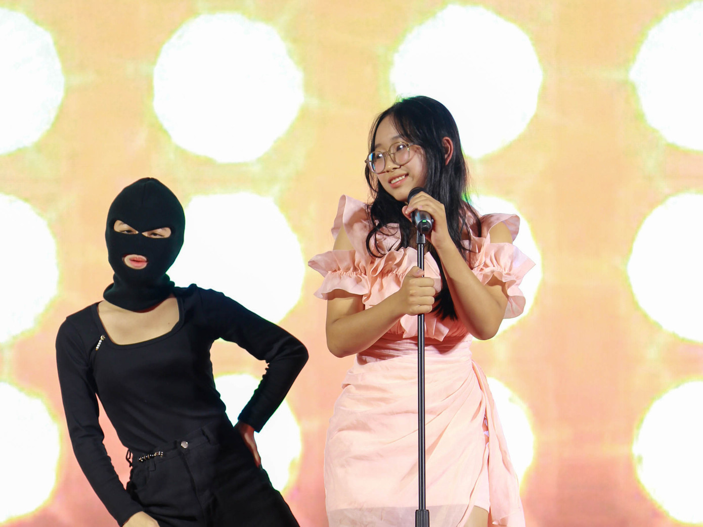 Quỳnh Hương và người bạn diễn Bích Ngọc. Quỳnh Hương và người bạn diễn Bích Ngọc.