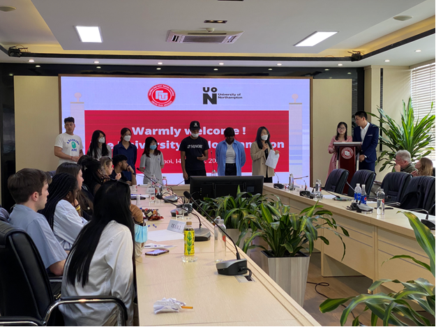 Các nhóm trình bày ý tưởng kinh doanh.