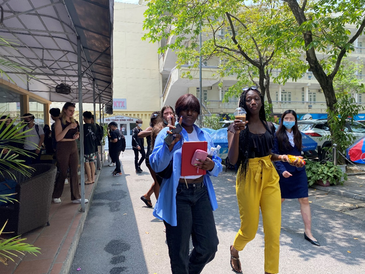 Các bạn sinh viên hào hứng trải nghiệm cà phê Việt Nam.