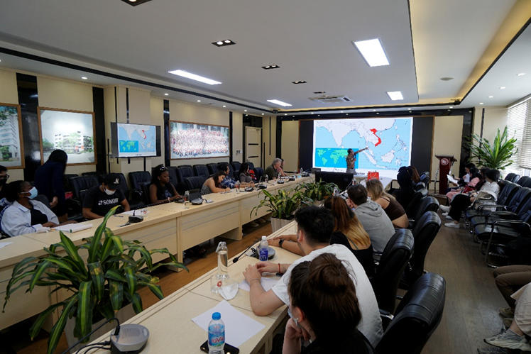 Thầy/Cô và sinh viên hai trường hứng thú lắng nghe bài giảng.