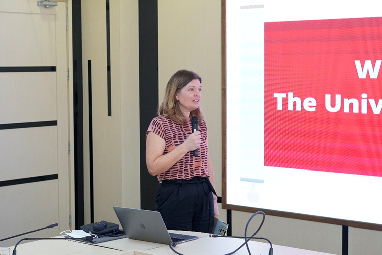 TS. Sarah Jones - Đại diện Trường Đại học Northampton phát biểu nói lời cảm ơn.