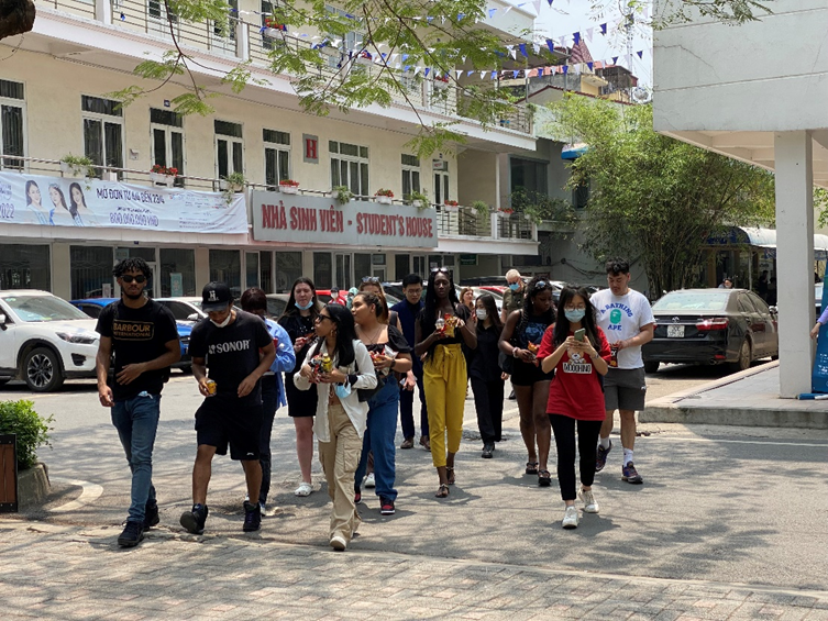 Sinh viên quốc tế Trường Đại học Northampton thăm quan khuôn viên trường.