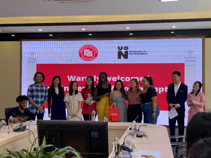 Làm việc nhóm giữa sinh viên hai trường.