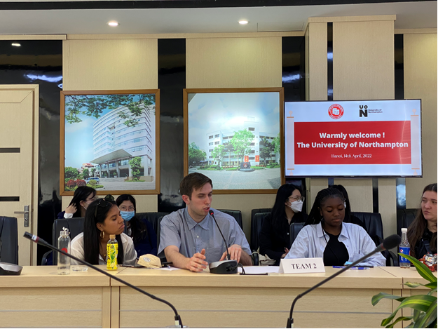 Sinh viên Trường Đại học Northampton phát biểu trao đổi ý kiến.