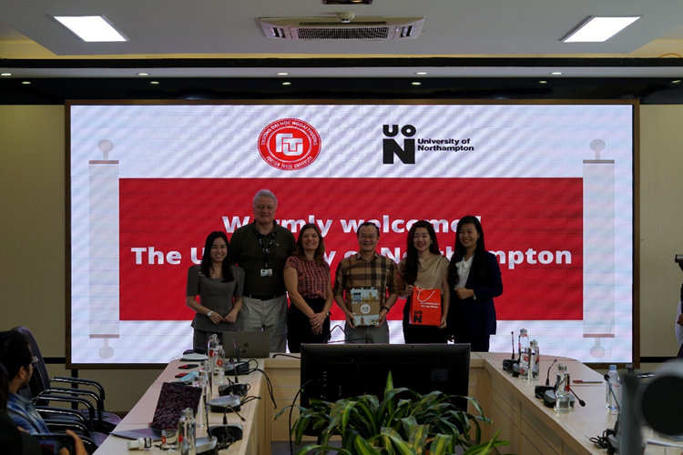 Đại diện hai trường trao quà lưu niệm.