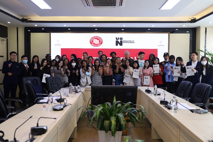 Thầy/Cô và sinh viên hai trường chụp hình lưu niệm.