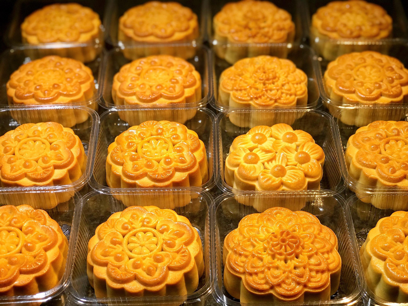 Giữa vô vàn hương vị bánh độc lạ, bánh Trung thu truyền thống vẫn được lòng khách hàng (Ảnh: Ngọc Mai)