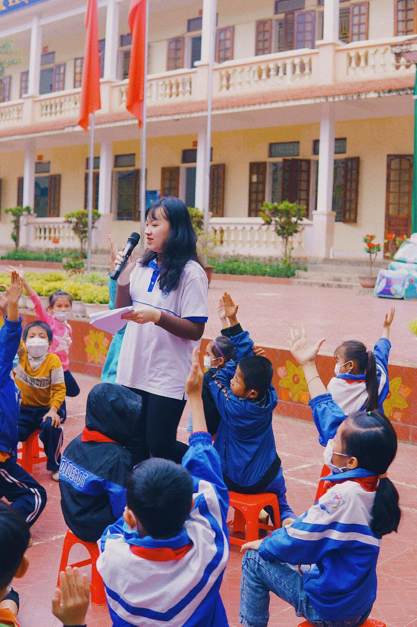 Một buổi tham gia hoạt động ngoại khóa cùng các em học sinh Tiểu học.