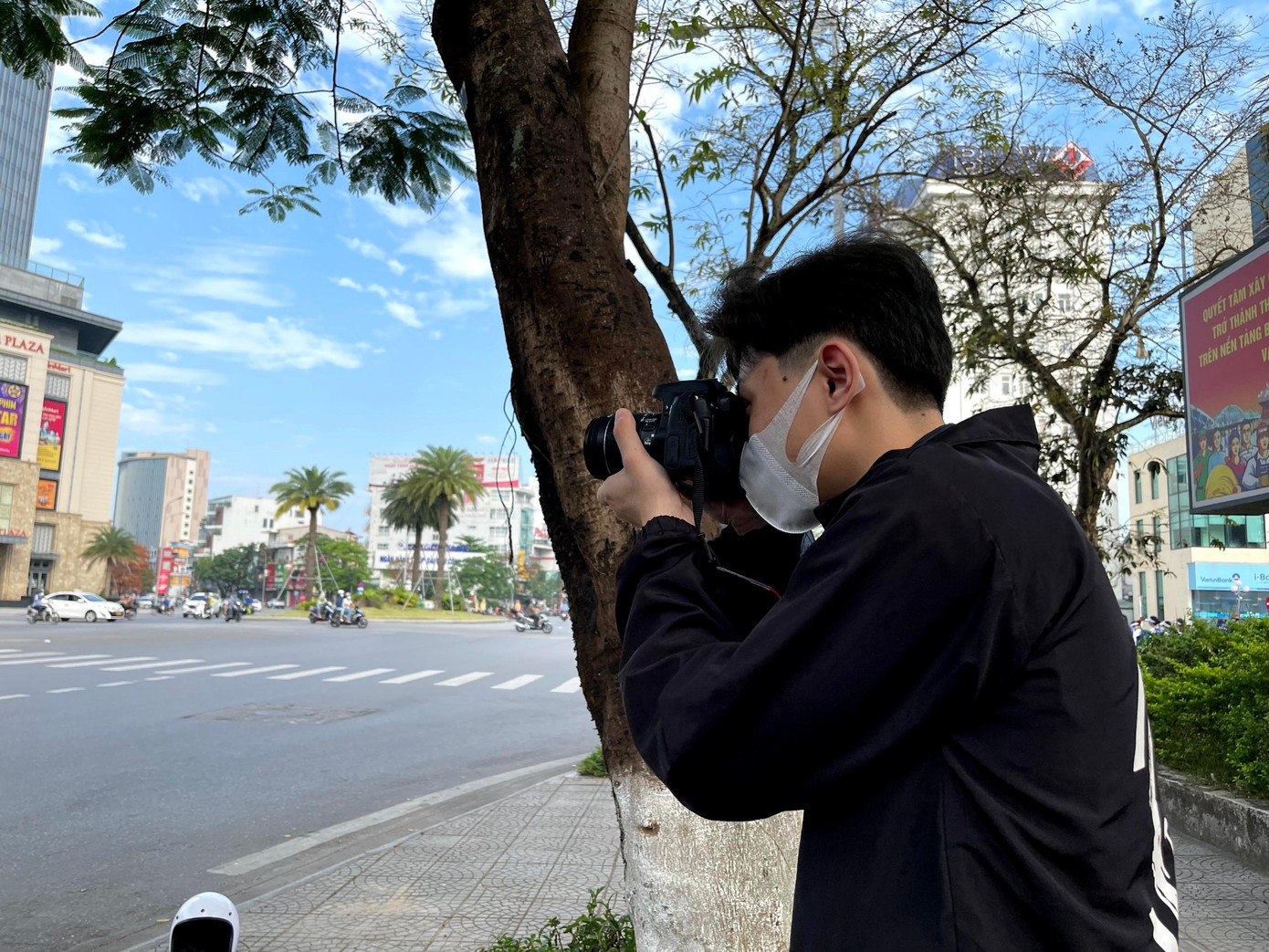 Nhiều bạn trẻ hào hứng chuẩn bị sản phẩm cho đêm chung kết.