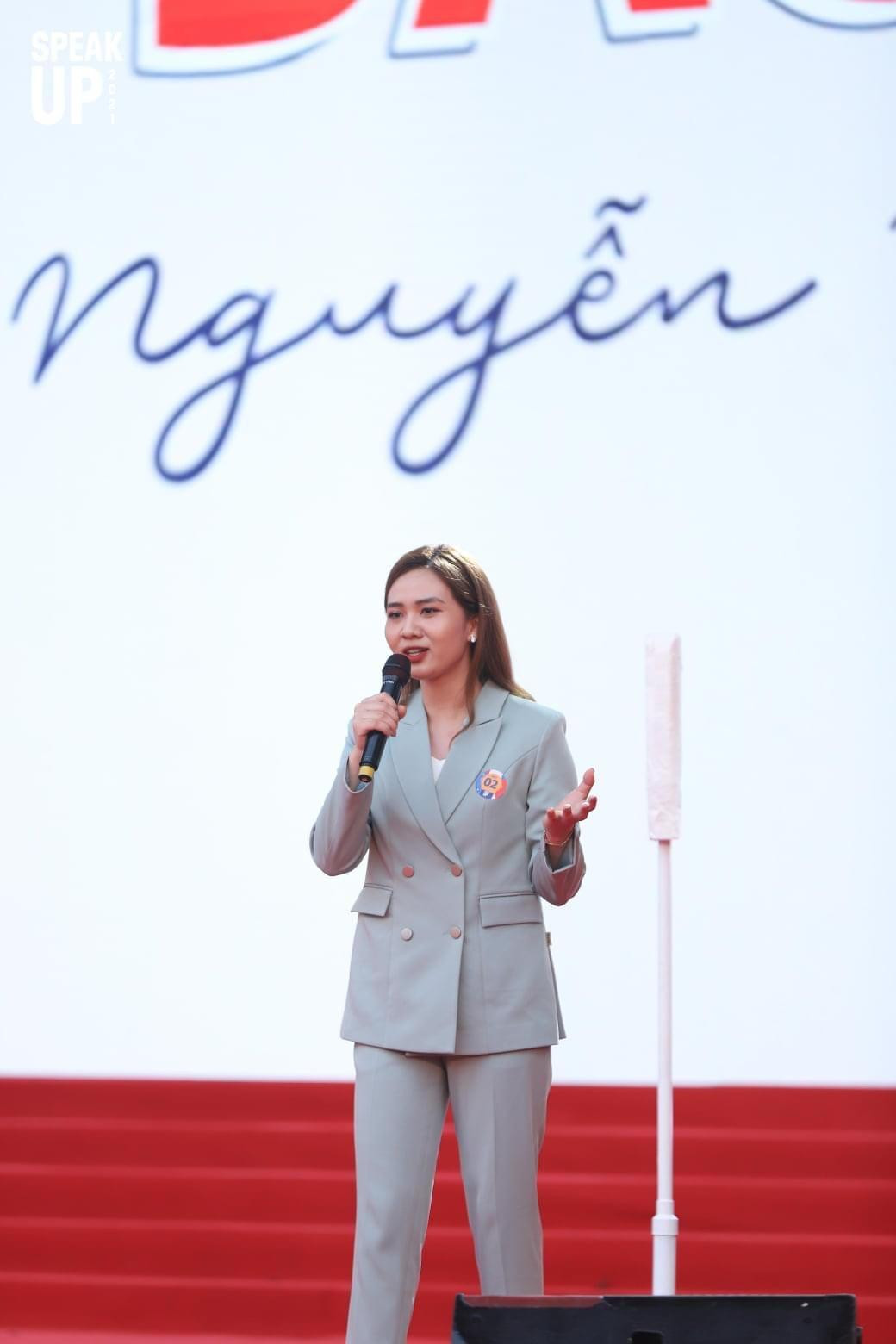 Quỳnh Như tự tin thể hiện phần thi của mình. Quỳnh Như tự tin thể hiện phần thi của mình.