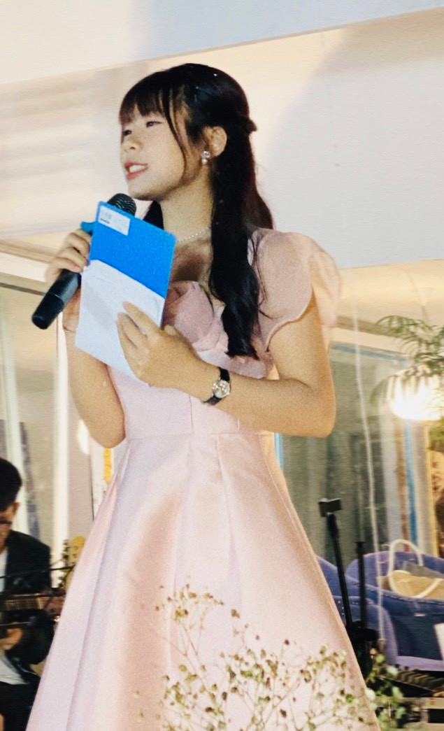 Công việc cầm mic thực sự đã đem đến cho Huyền rất nhiều trải nghiệm.