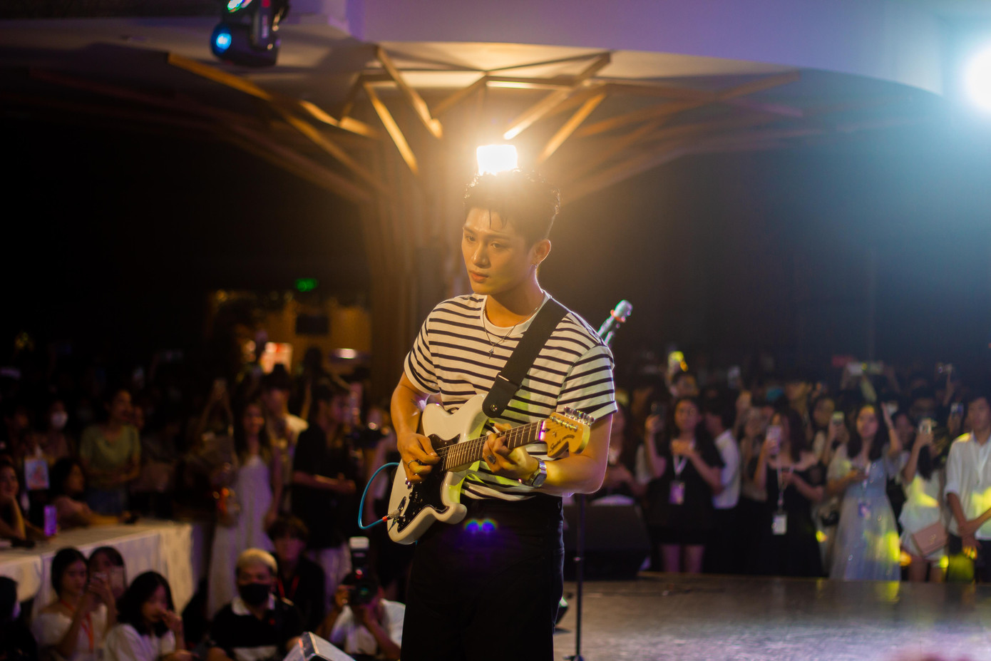 Hình ảnh ca sĩ Grey D tại Red Carpet 2022.