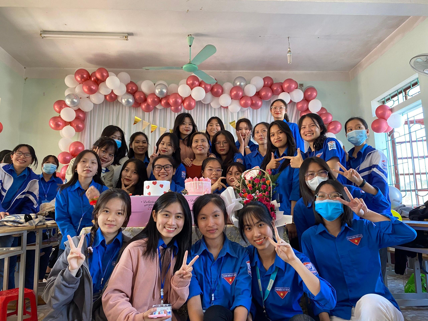 Mái trường THPT Diễn Châu 3 đã cho Tố Uyên gặp gỡ nhiều bạn bè tạo nên một thời học sinh ý nghĩa.