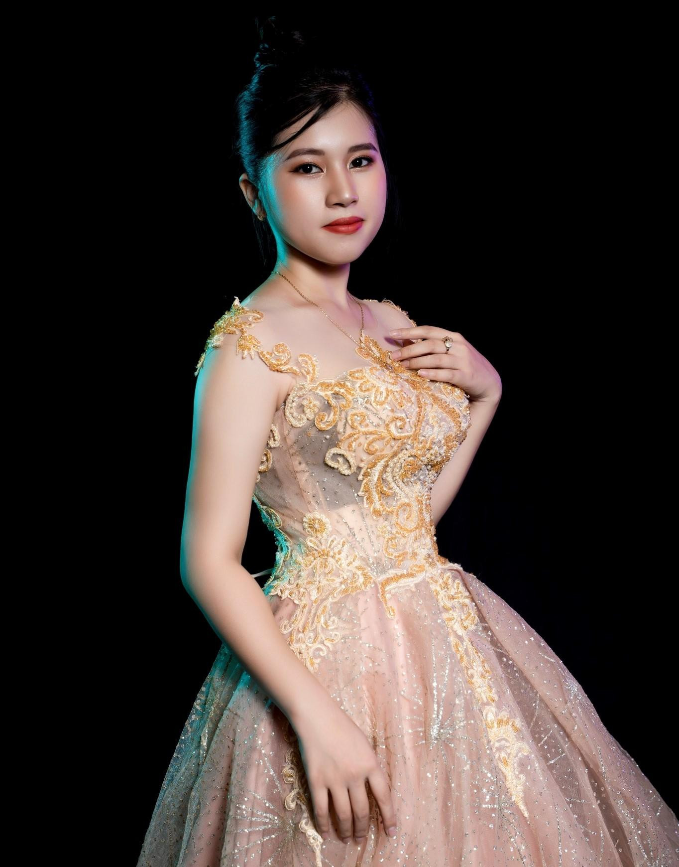 Cô bạn lột xác với hình ảnh đầy trưởng thành, tự tin.