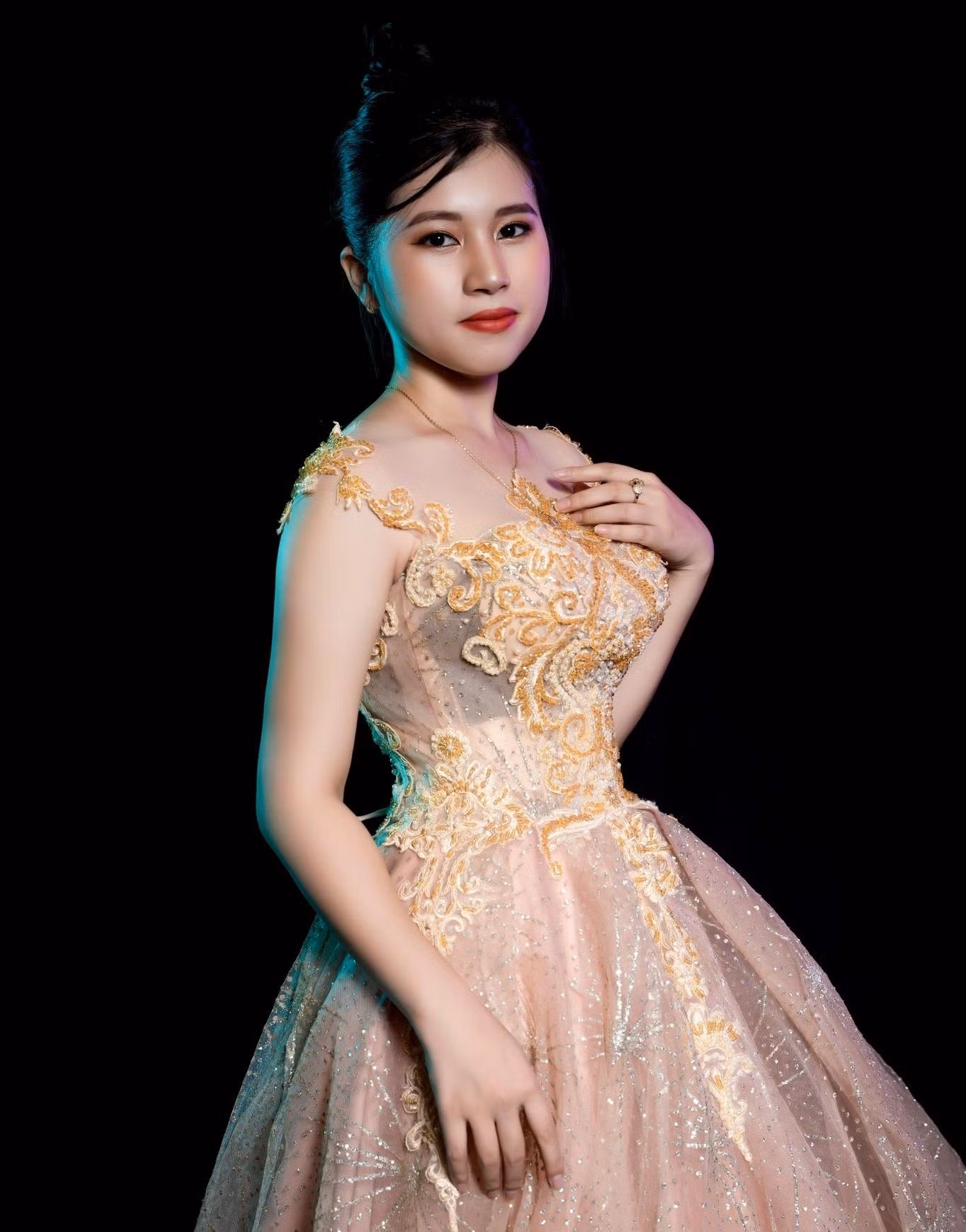 Cô bạn lột xác với hình ảnh đầy trưởng thành, tự tin.