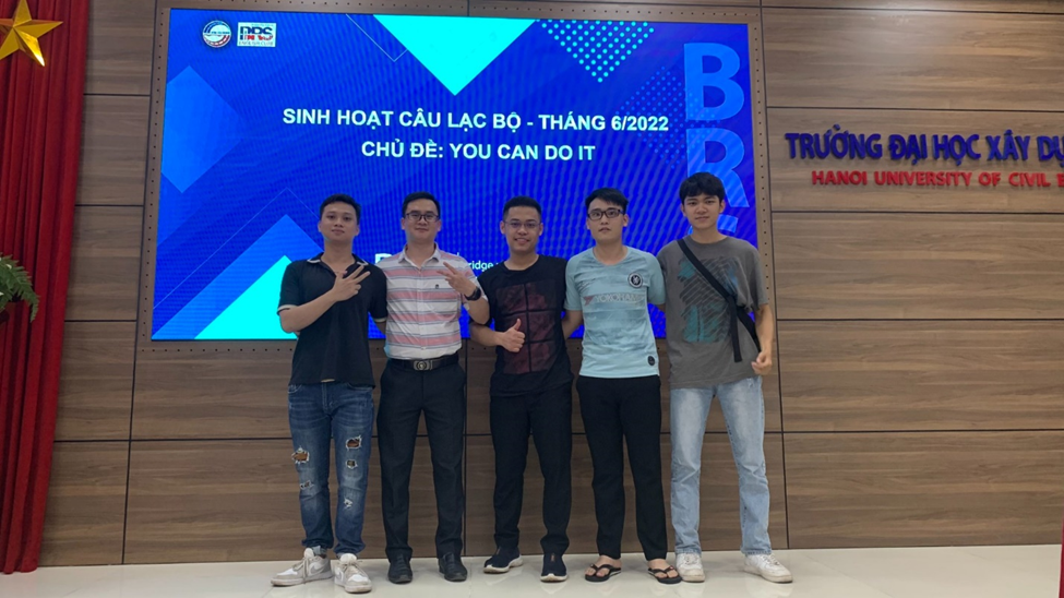 Việt Hoàng cùng các bạn sinh viên tham gia sinh hoạt Câu lạc bộ. Việt Hoàng cùng các bạn sinh viên tham gia sinh hoạt Câu lạc bộ.