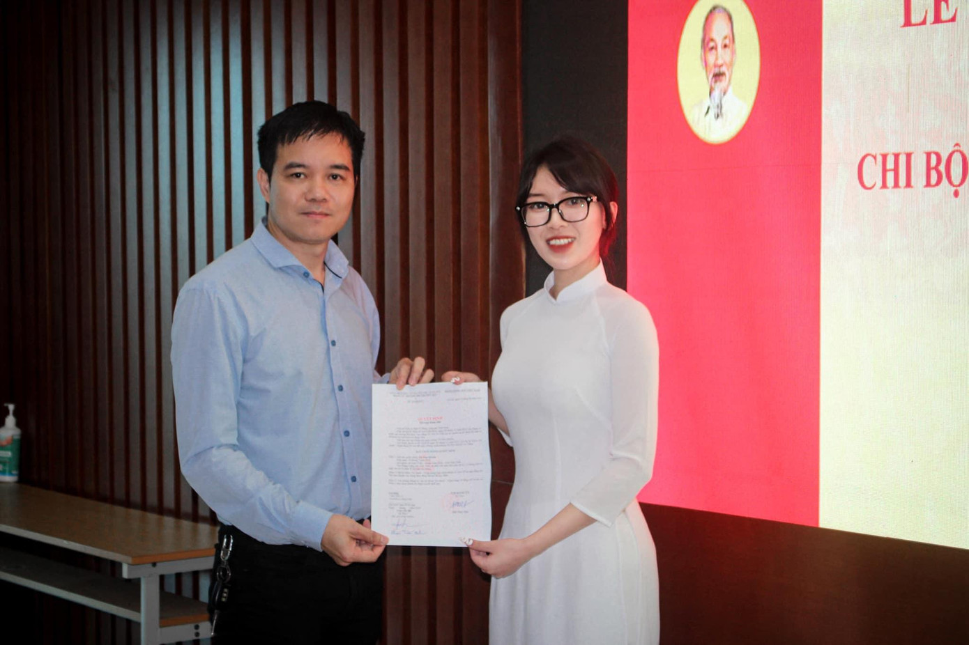 Vũ Như Quỳnh trong buổi lễ kết nạp Đảng. Vũ Như Quỳnh trong buổi lễ kết nạp Đảng.