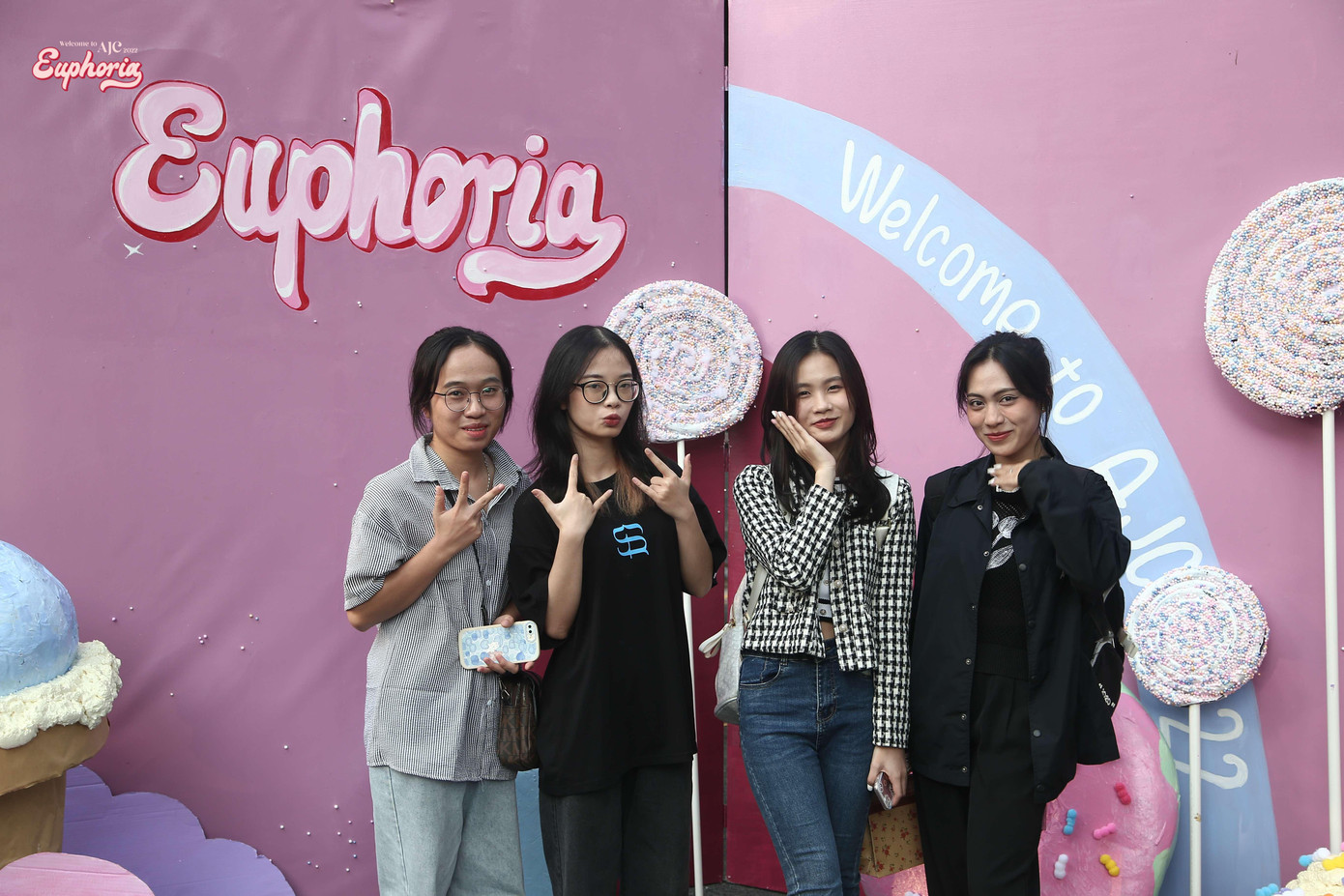 Bạn Thanh Trà (ngoài cùng bên phải) vô cùng ấn tượng với sự “hoành tráng” của Photobooth.