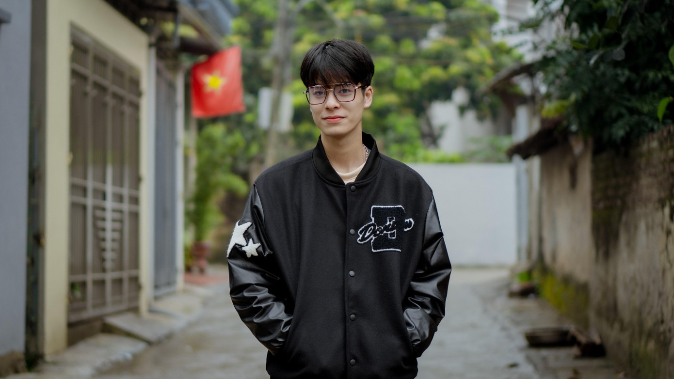 Bùi Bá Hiếu là sinh viên ngành Đạo diễn điện ảnh tại Trường Đại học Sân Khấu - Điện Ảnh Hà Nội. Bùi Bá Hiếu là sinh viên ngành Đạo diễn điện ảnh tại Trường Đại học Sân Khấu - Điện Ảnh Hà Nội.