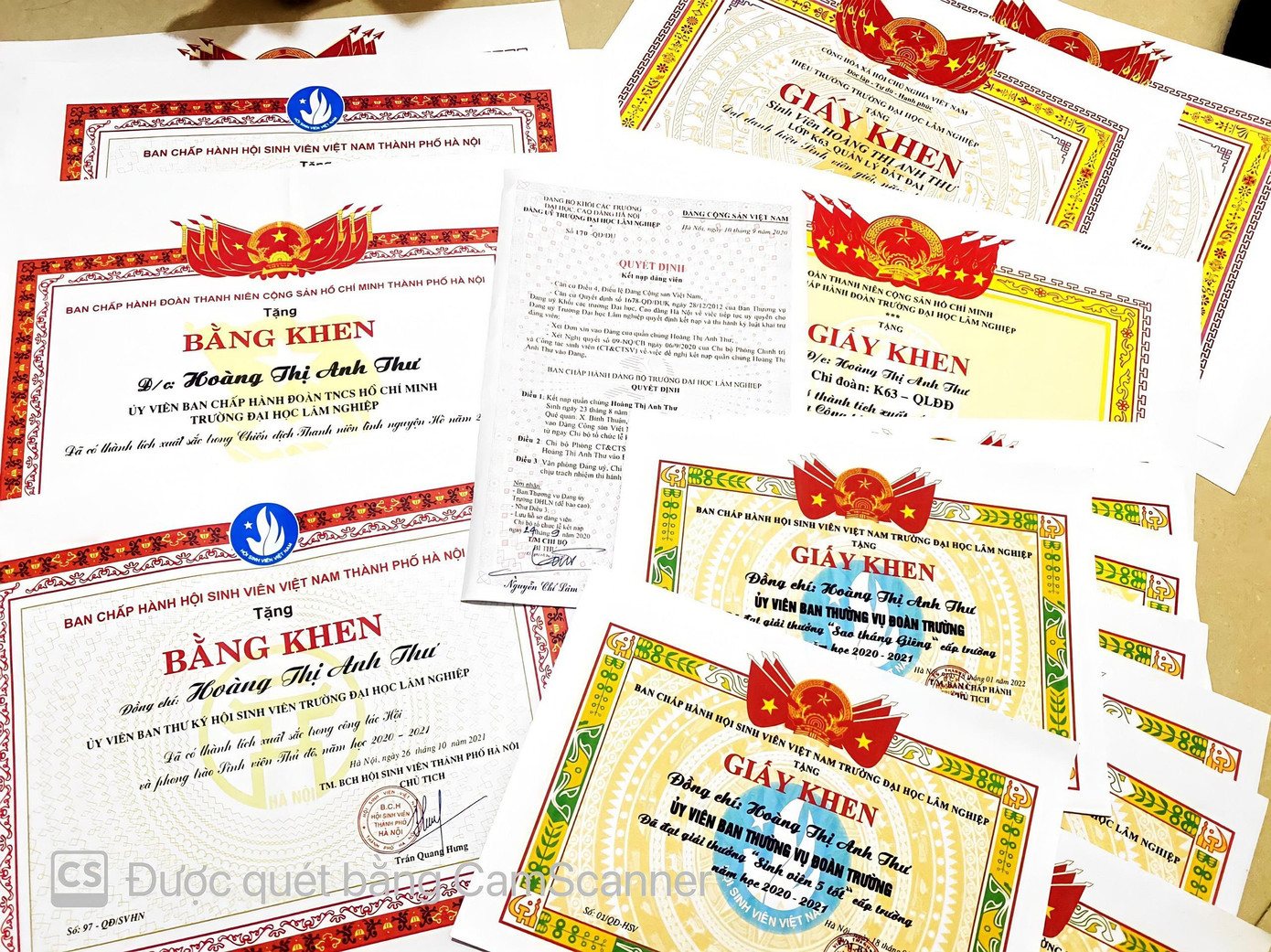 Một số bằng khen, thành tích của Anh Thư trong 4 năm học đại học.