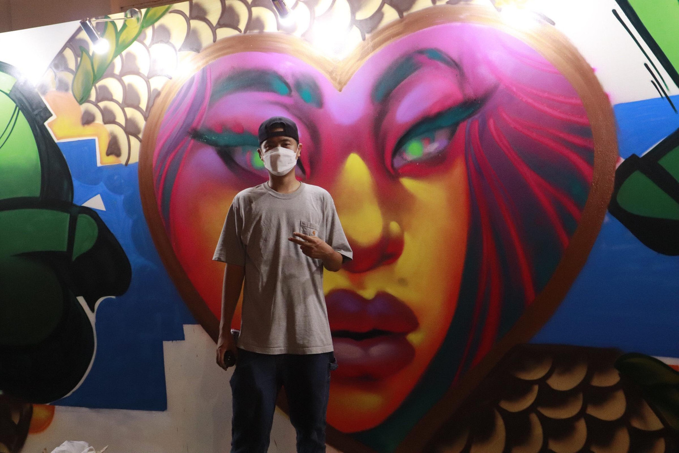 Các tác phẩm vẽ trực tiếp tại chỗ bức tường graffity chủ đề Hà Nội.